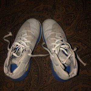 Basketball shoes